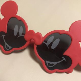 ディズニー(Disney)の中古、美品！【Disney】ミッキーサングラス赤(キャラクターグッズ)