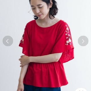 メルロー(merlot)のメルロー今期 花刺繍袖スリーブ トップス 赤(カットソー(半袖/袖なし))