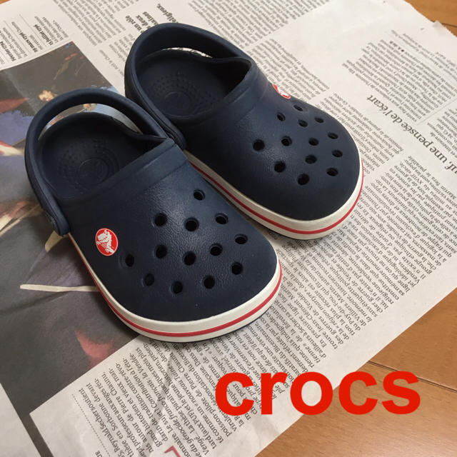 crocs(クロックス)のcrocs クロックス ネイビーサンダル 4c5サイズ(13㎝くらい) キッズ/ベビー/マタニティのベビー靴/シューズ(~14cm)(サンダル)の商品写真