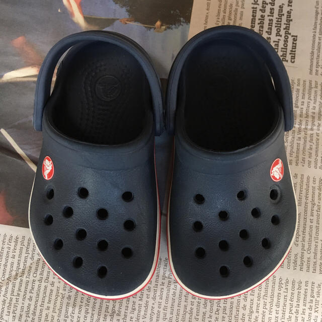 crocs(クロックス)のcrocs クロックス ネイビーサンダル 4c5サイズ(13㎝くらい) キッズ/ベビー/マタニティのベビー靴/シューズ(~14cm)(サンダル)の商品写真