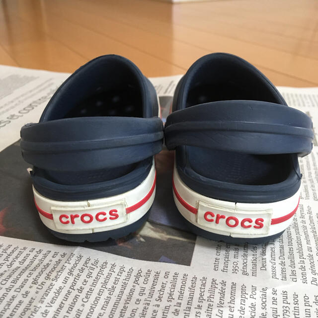 crocs(クロックス)のcrocs クロックス ネイビーサンダル 4c5サイズ(13㎝くらい) キッズ/ベビー/マタニティのベビー靴/シューズ(~14cm)(サンダル)の商品写真