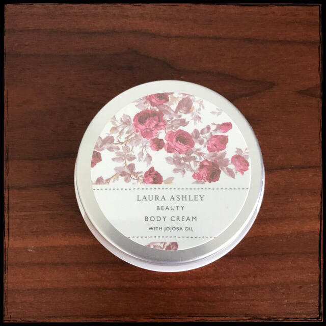 LAURA ASHLEY(ローラアシュレイ)のローラアシュレイ♡ボディクリーム♡未使用 コスメ/美容のボディケア(ボディクリーム)の商品写真