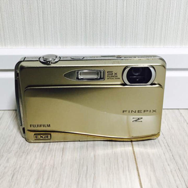 富士フイルム(フジフイルム)のFUJIFILM FINEPIX Z８００EXR デジタルカメラ ゴールド スマホ/家電/カメラのカメラ(コンパクトデジタルカメラ)の商品写真