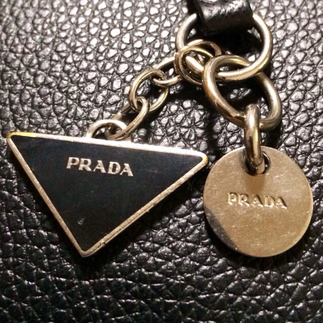 PRADA(プラダ)のPRADA▽ロゴプレートストラップ スマホ/家電/カメラのスマホアクセサリー(ストラップ/イヤホンジャック)の商品写真