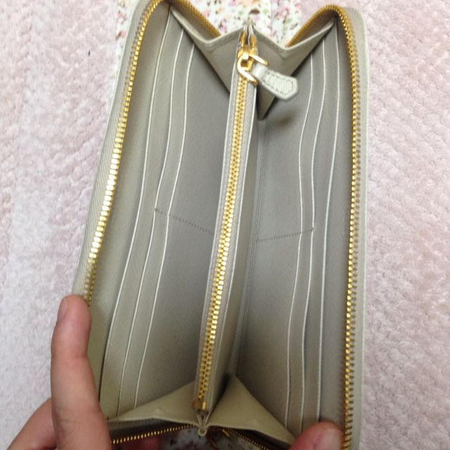 PRADA♡オフホワイト♡長財布 1