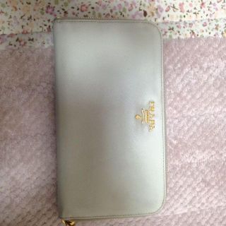 プラダ(PRADA)のPRADA♡オフホワイト♡長財布(財布)