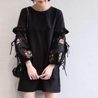 ザラ(ZARA)のZARA 風花柄刺繍ワンピース(ひざ丈ワンピース)