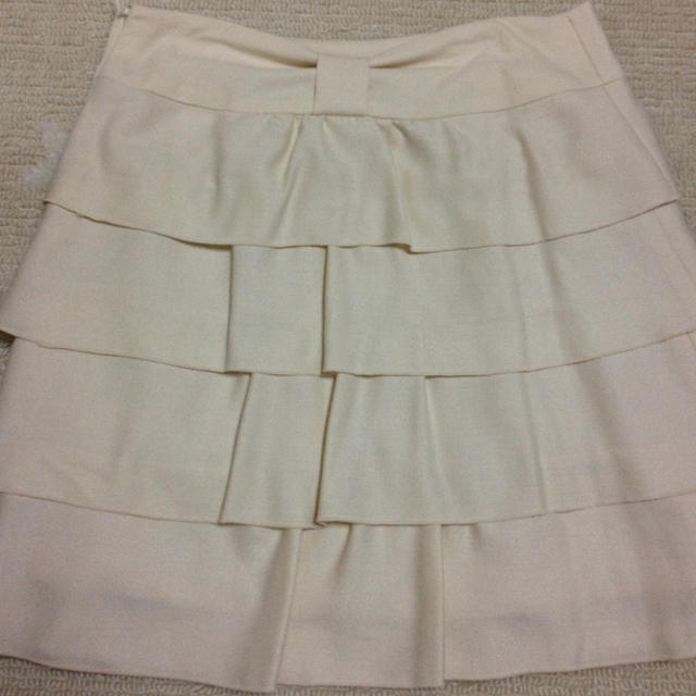 PATTERN fiona(パターンフィオナ)のクリームベージュフリルスカート♪ レディースのスカート(ミニスカート)の商品写真