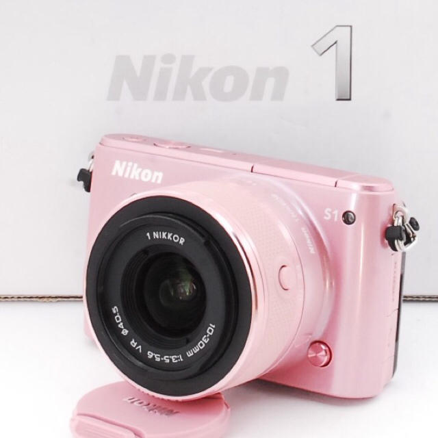 Nikon(ニコン)の☆Wi-Fiでスマホへ☆カメラケース付き♬大人気ピンク♡ニコンS1 レンズセット スマホ/家電/カメラのカメラ(ミラーレス一眼)の商品写真