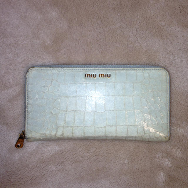 miumiu(ミュウミュウ)のmiumiu型押し長財布 レディースのファッション小物(財布)の商品写真