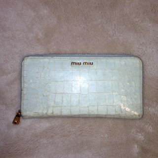 ミュウミュウ(miumiu)のmiumiu型押し長財布(財布)