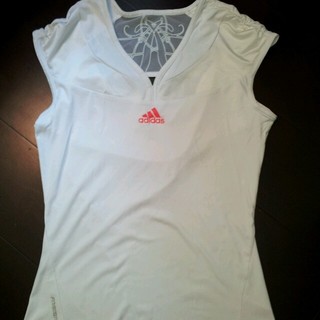 アディダス(adidas)のテニス用ノースリーブシャツ(カットソー(半袖/袖なし))