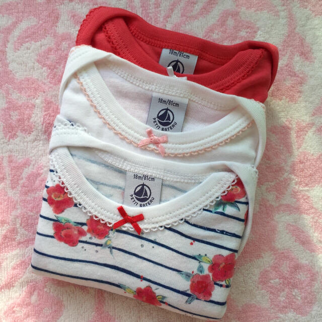 PETIT BATEAU(プチバトー)の☆SALE☆ 新品 プチバトー♡ レッドフラワー半袖ボディ３枚組 18m 80 キッズ/ベビー/マタニティのベビー服(~85cm)(肌着/下着)の商品写真