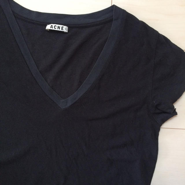 ACNE(アクネ)のacne黒Tシャツ レディースのトップス(Tシャツ(半袖/袖なし))の商品写真
