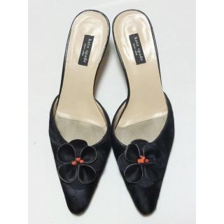 ケイトスペードニューヨーク(kate spade new york)のkate spadeケイトスペード　黒いハラコで花が付いたミュール5.5(ミュール)