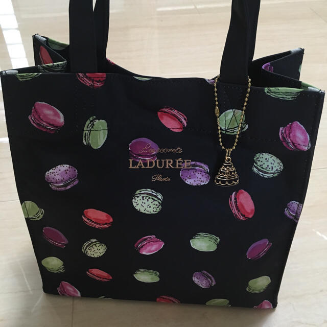 LADUREE(ラデュレ)のラデュレ＊LADUREE＊マカロントート＊チャーム付＊ほぼ未使用 美品♪ レディースのバッグ(トートバッグ)の商品写真