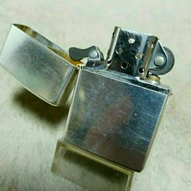 ZIPPO(ジッポー)の中古美品❤12C'Zippo銀張り❤ネバーチェンジ❤送料無料❤ メンズのファッション小物(タバコグッズ)の商品写真