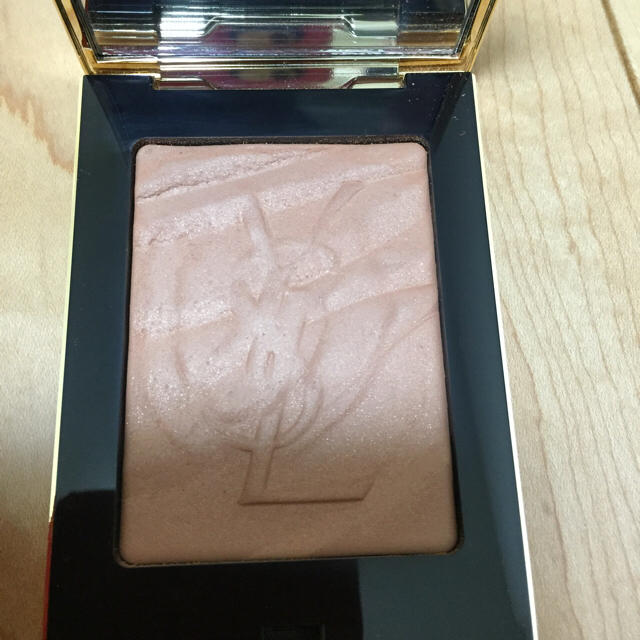 Yves Saint Laurent Beaute(イヴサンローランボーテ)のYSLのサハリエンヌフェイスパウダー1 コスメ/美容のベースメイク/化粧品(フェイスパウダー)の商品写真