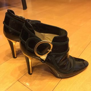 ジミーチュウ(JIMMY CHOO)の【ジミーチュウ】エナメル ブーティ(ブーティ)