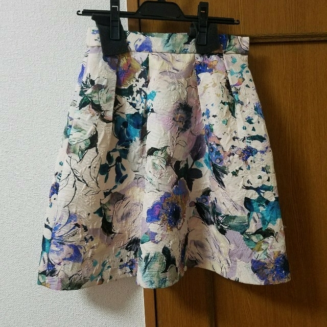 UNIVERVAL MUSE(ユニバーバルミューズ)の雑誌掲載 まいまい着用 花柄スカート レディースのスカート(ひざ丈スカート)の商品写真