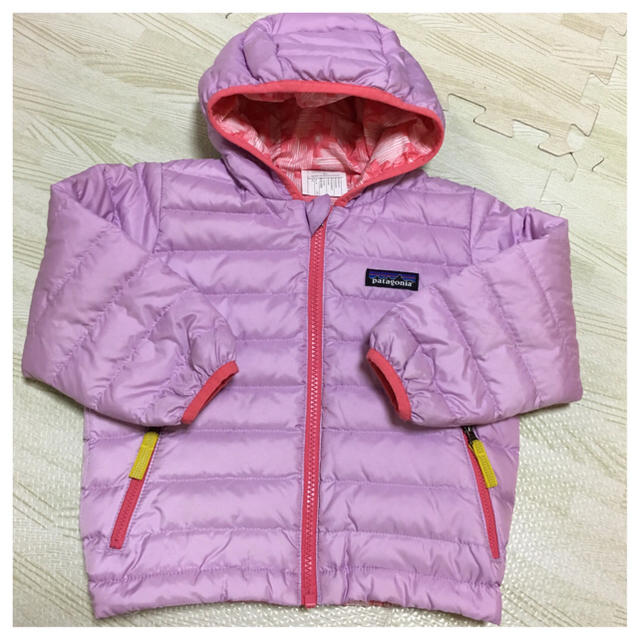 patagonia(パタゴニア)の美品 値下げ パタゴニア リバーシブル ダウンジャケット 2T ピンク 女の子 キッズ/ベビー/マタニティのキッズ服男の子用(90cm~)(ジャケット/上着)の商品写真