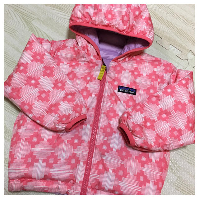 patagonia(パタゴニア)の美品 値下げ パタゴニア リバーシブル ダウンジャケット 2T ピンク 女の子 キッズ/ベビー/マタニティのキッズ服男の子用(90cm~)(ジャケット/上着)の商品写真