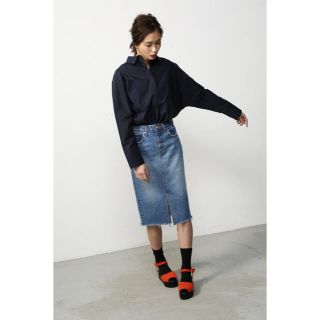 アズールバイマウジー(AZUL by moussy)のタイトデニムスカート スリット入りミディ丈(ひざ丈スカート)