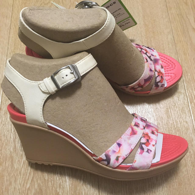 crocs(クロックス)の【新品】クロックス♡ウェッジソールサンダル レディースの靴/シューズ(サンダル)の商品写真