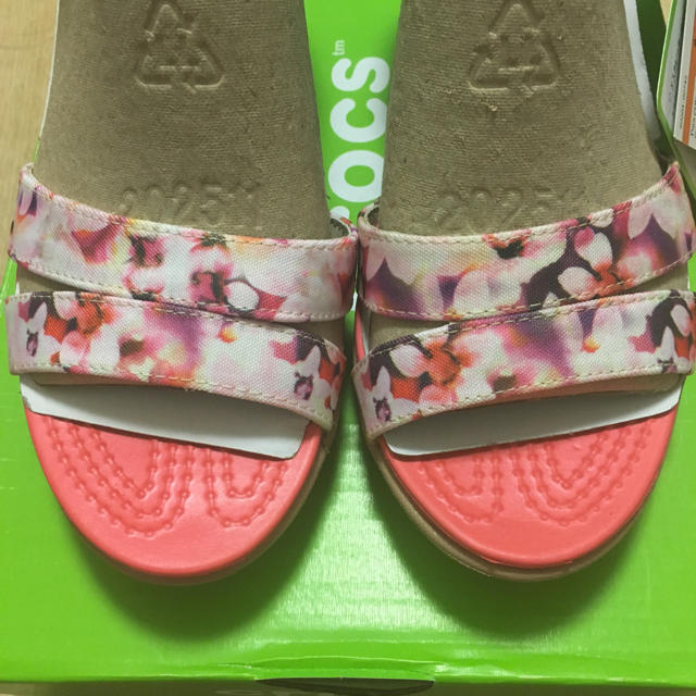 crocs(クロックス)の【新品】クロックス♡ウェッジソールサンダル レディースの靴/シューズ(サンダル)の商品写真