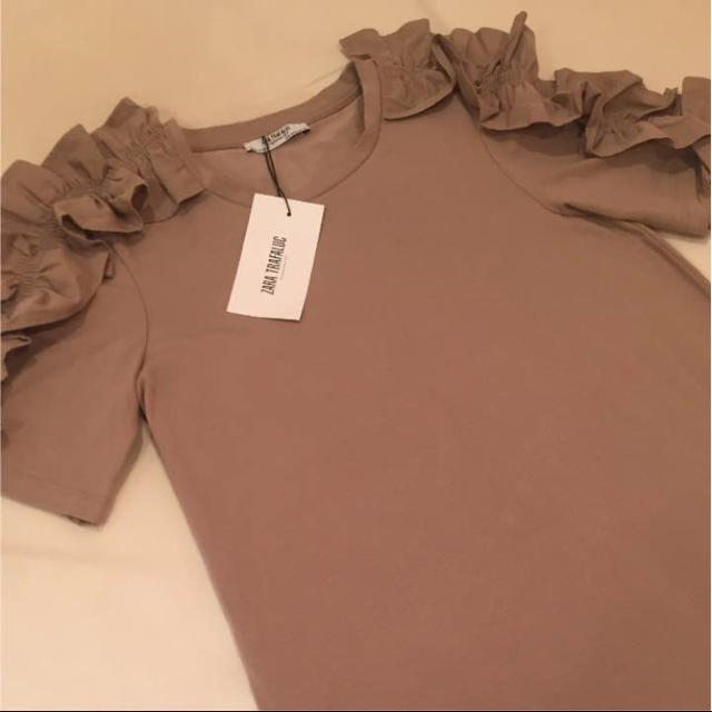 ZARA(ザラ)の【新品タグ付】ZARA 肩フリルトップス レディースのトップス(Tシャツ(半袖/袖なし))の商品写真