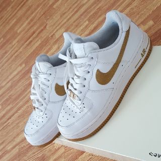 NIKE - NIKEエアフォース1 白×ゴールドの通販 by ららら's shop ...