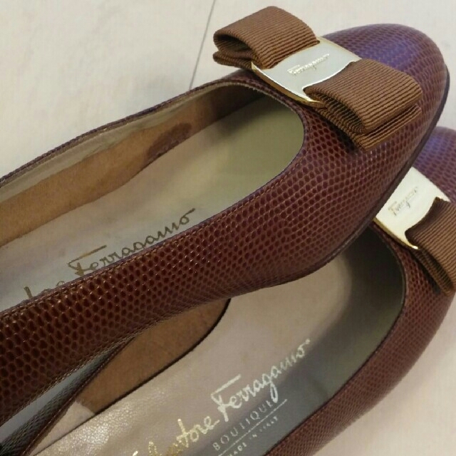 Salvatore Ferragamo(サルヴァトーレフェラガモ)のフェラガモ  Ferragamo  ヴァラ  パンプス❤ブラウン レディースの靴/シューズ(ハイヒール/パンプス)の商品写真