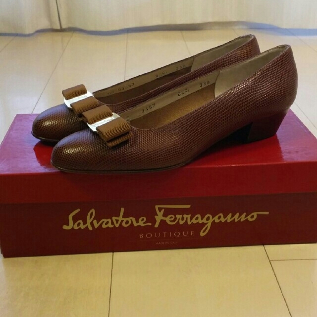 Salvatore Ferragamo(サルヴァトーレフェラガモ)のフェラガモ  Ferragamo  ヴァラ  パンプス❤ブラウン レディースの靴/シューズ(ハイヒール/パンプス)の商品写真
