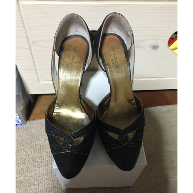 DOLCE&GABBANA(ドルチェアンドガッバーナ)のDOLCE&GABBANAブラック×ゴールドパンプス35レザードルガバ レディースの靴/シューズ(ハイヒール/パンプス)の商品写真