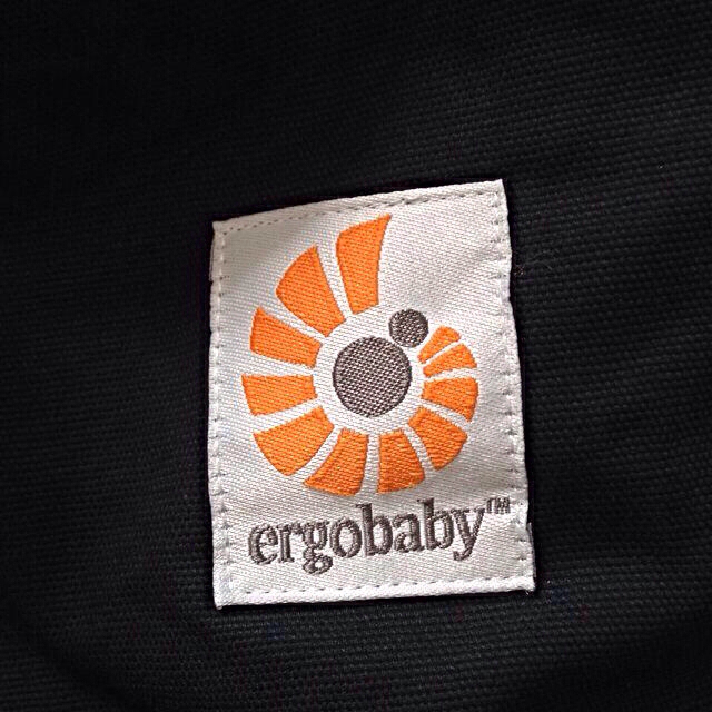 Ergobaby(エルゴベビー)のエルゴ抱っこ紐♡箱、説明書、DVD付 キッズ/ベビー/マタニティのキッズ/ベビー/マタニティ その他(その他)の商品写真