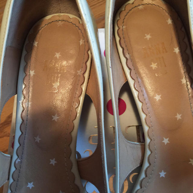 ANNA SUI(アナスイ)のANNA SUI オープントゥーエナメルパンプス ベージュ レディースの靴/シューズ(ハイヒール/パンプス)の商品写真