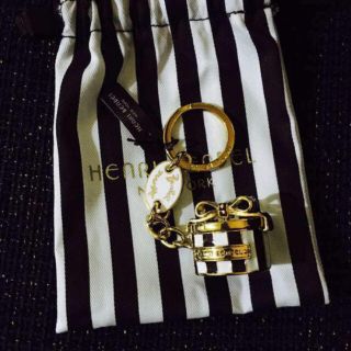 ヘンリベンデル(Henri Bendel)の☆限定お値下げ☆ヘンリベンデル☆ ギフトボックス チャーム♪キーホルダー(キーホルダー)