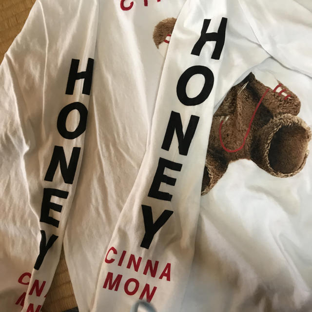 Honey Cinnamon(ハニーシナモン)のhoney cinnamon くま ロンT ホワイト ハニーシナモン 長袖 レディースのトップス(Tシャツ(半袖/袖なし))の商品写真