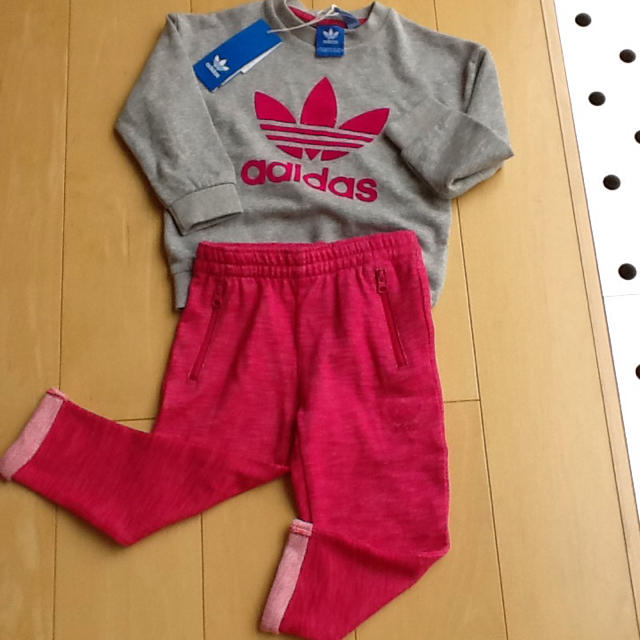 adidas(アディダス)の新品未使用adidasセットアップ キッズ/ベビー/マタニティのキッズ服女の子用(90cm~)(パンツ/スパッツ)の商品写真