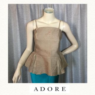 アドーア(ADORE)のADOREアドーア◆日本製ベージュゴールドラメペプラムキャソール(キャミソール)