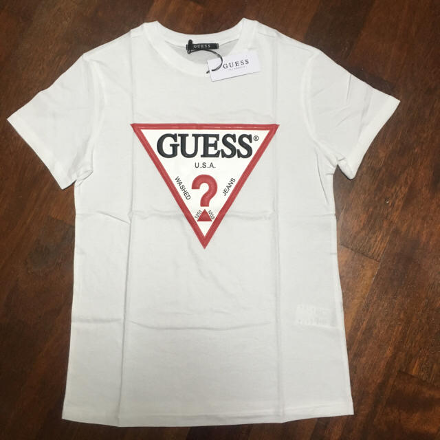 GUESS(ゲス)のguess tシャツ 白 新品 タグ付き 値下げしました メンズのトップス(Tシャツ/カットソー(半袖/袖なし))の商品写真