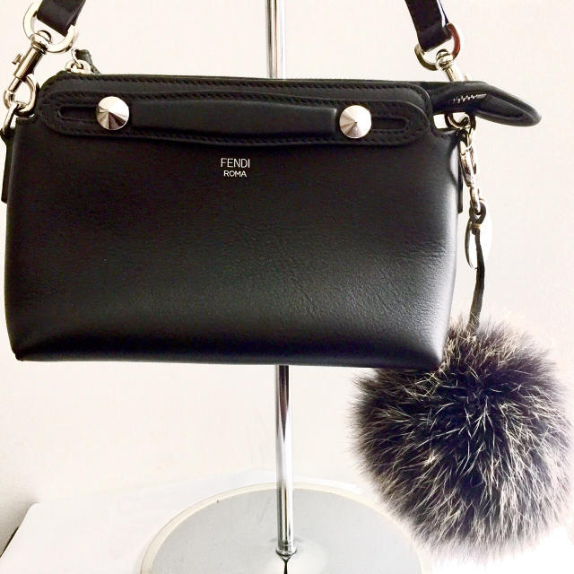 FENDI(フェンディ)のフェンディ ファーチャーム ハンドメイドのファッション小物(バッグチャーム)の商品写真