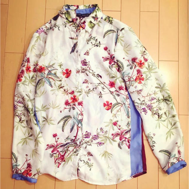 ZARA(ザラ)のZARA ボタニカルブラウス 花柄  レディースのトップス(シャツ/ブラウス(長袖/七分))の商品写真