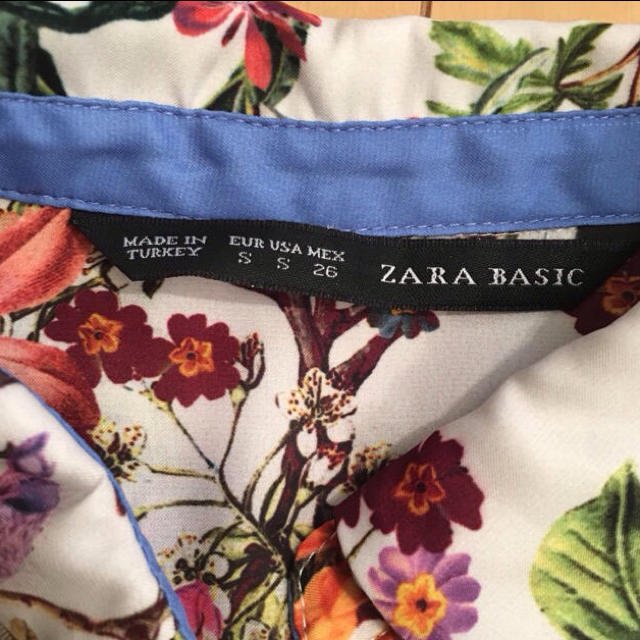 ZARA(ザラ)のZARA ボタニカルブラウス 花柄  レディースのトップス(シャツ/ブラウス(長袖/七分))の商品写真