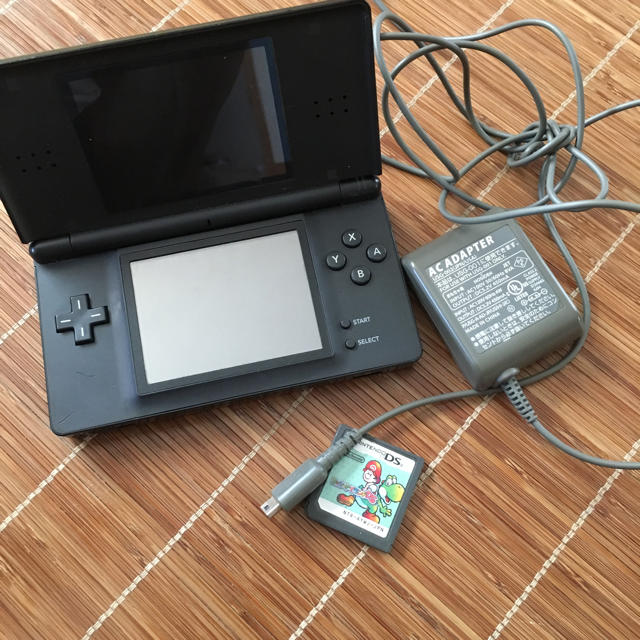 DS ライト 本体 充電器 カセット エンタメ/ホビーのゲームソフト/ゲーム機本体(携帯用ゲーム機本体)の商品写真