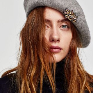 ザラ(ZARA)の新品♡ZARA ブローチ付きベレー帽 グレー(ハンチング/ベレー帽)