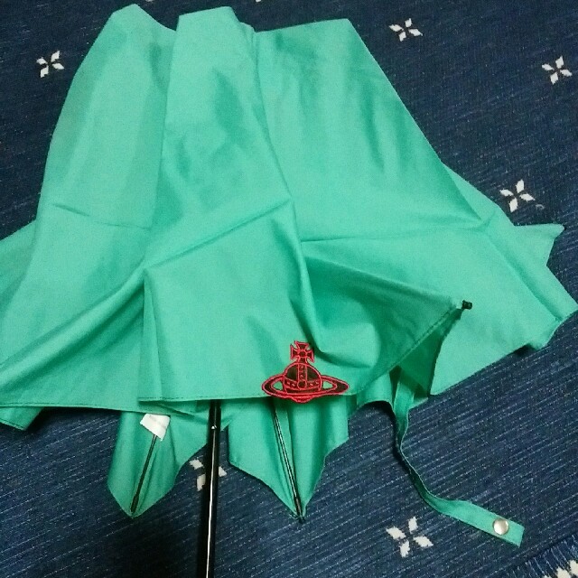 Vivienne Westwood(ヴィヴィアンウエストウッド)のMIDo0424様専用　新品未使用ヴィヴィアン折り畳雨軽量ターコイズブル レディースのファッション小物(傘)の商品写真