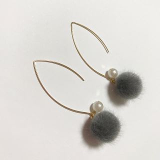 ファーボールフックピアス【nuts】(ピアス)