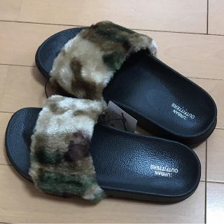 アーバンアウトフィッターズ(Urban Outfitters)のsale！L.A購入！アーバンアウトフィッターズ 迷彩ファーサンダル♪サイズ6(サンダル)