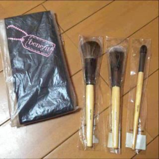 ベネフィット(Benefit)の新品【benefit】ロゴ入りメイクブラシ3本ケースセット♡(コフレ/メイクアップセット)